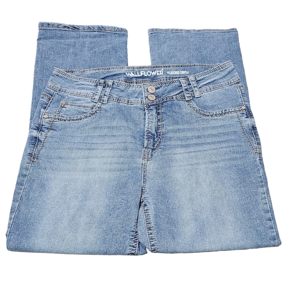 NWT Women's Wallflower Blue Denim Curvy Fit Jeans